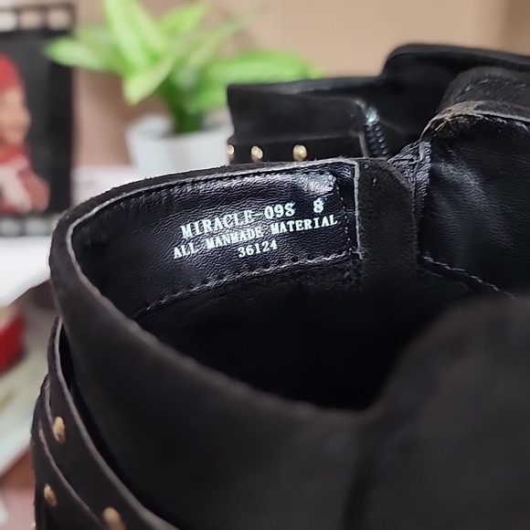 Bamboo Studded Ankle Boots. Size 8 - Picture 4 of 5